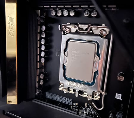 Procesador i9-12900KS de Intel instalado en una placa base de PC.