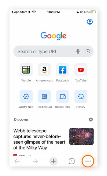 Pantalla de Chrome en el iPhone. Los tres puntos de la parte inferior derecha están rodeados con un círculo.