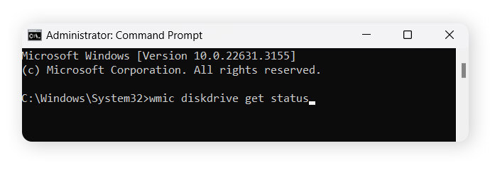 L’utilisateur a saisi « wmic diskdrive get status » dans l’invite de commande.