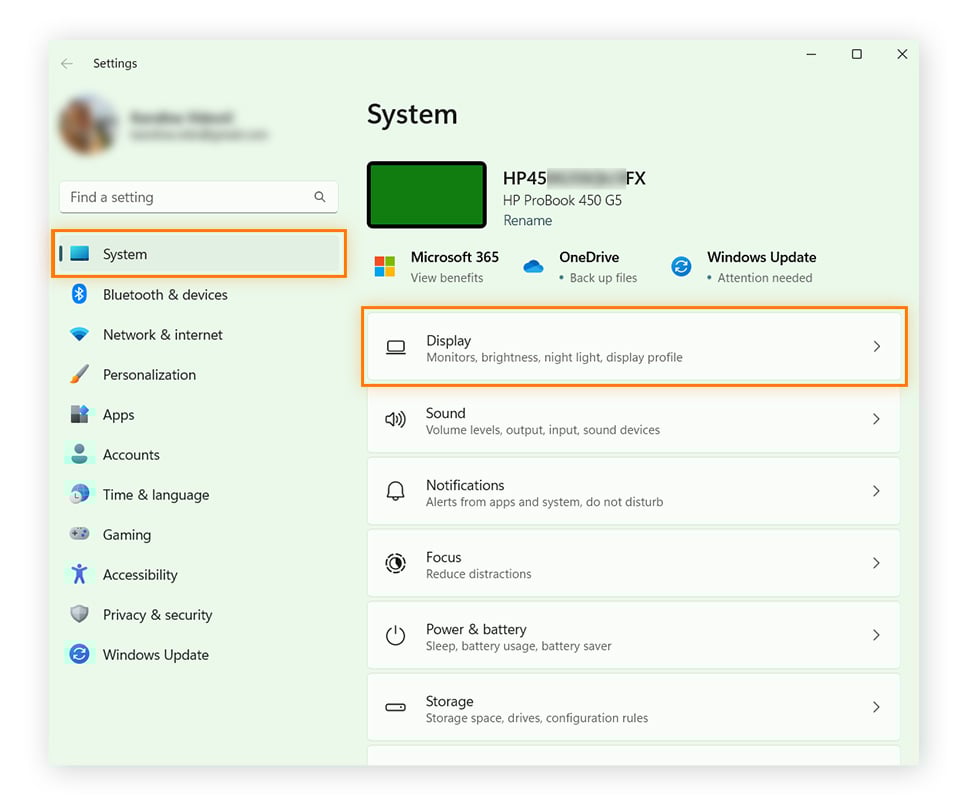 Localizar las preferencias del sistema dentro de la aplicación Configuración de Windows para detectar la tarjeta gráfica y otros ajustes avanzados de la pantalla.