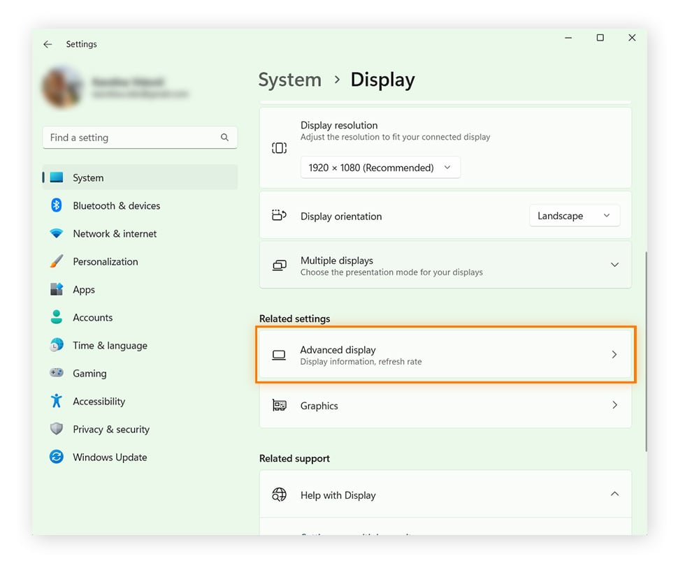 Cómo comprobar la información de la tarjeta gráfica a través de la función de Pantalla avanzada de Windows.