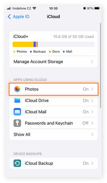 Visualización y modificación de los permisos de aplicaciones de iCloud en el menú Ajustes de iOS.