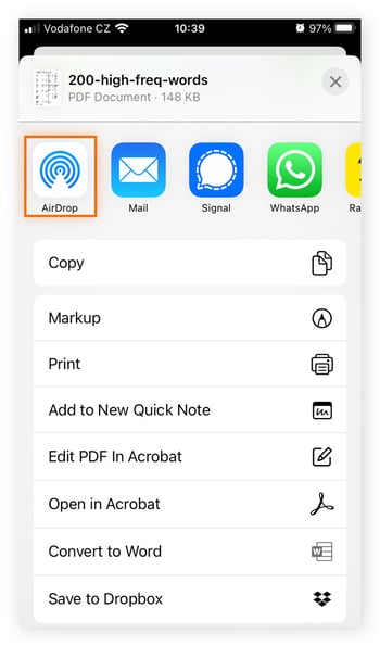 Menú para compartir archivos del iPhone con la opción AirDrop resaltada.