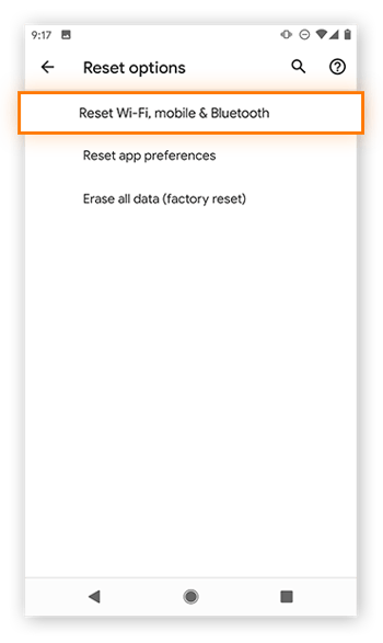 Selecionando Restaurar Wi-Fi, rede móvel e Bluetooth em Opções de restauração nas configurações avançadas do sistema no Android.