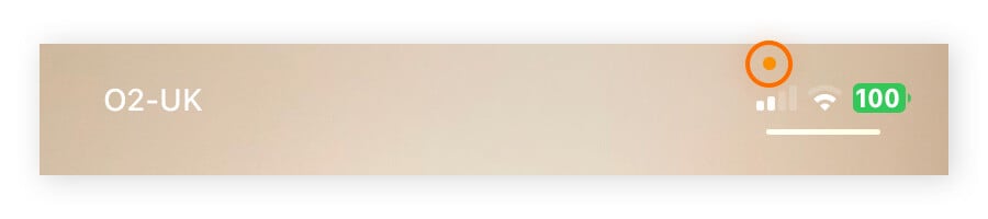 Der orangefarbene Punkt zeigt an, dass das Mikrofon auf einem iPhone verwendet wird.