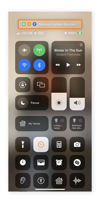 iPhone-Kontrollzentrum mit markiertem Banner zu Privatsphäre-Aktivitäten