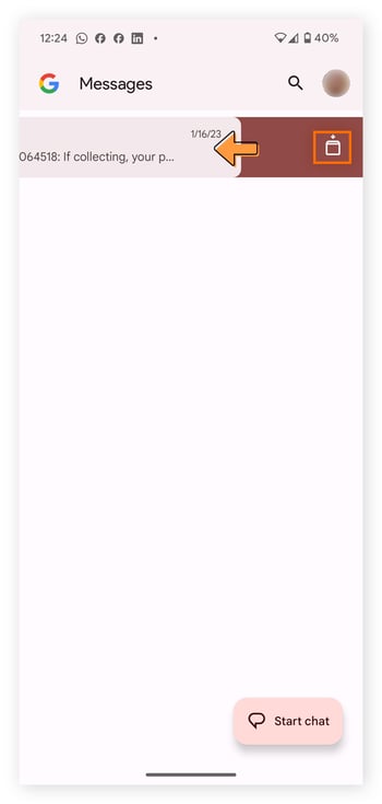 Uma tela de celular Android mostrando como arquivar uma mensagem de texto no Google Messages.