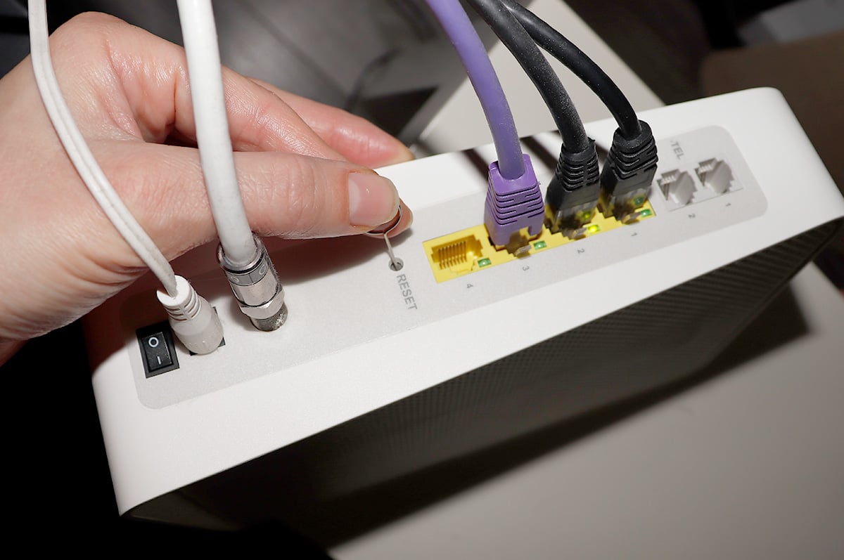 Resetear el router presionando el botón de reseteo.