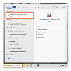 L’utilisateur a tapé « Defrag » dans la barre des tâches et l’option cliquable Défragmenter et optimiser les lecteurs apparaît.