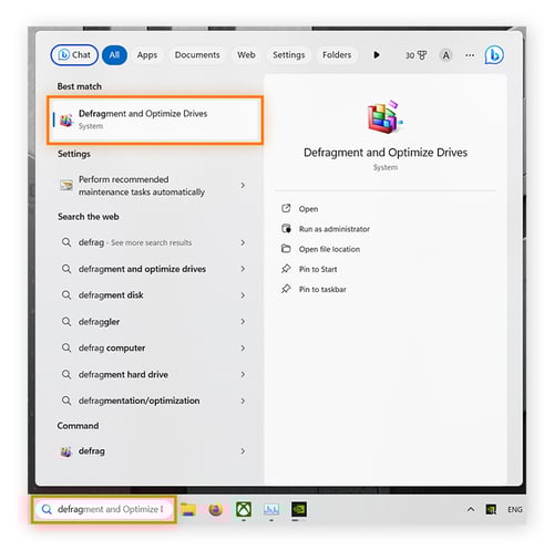 Se ha escrito «defrag» en la barra de tareas y en pantalla se muestra la opción Desfragmentar y optimizar unidades.