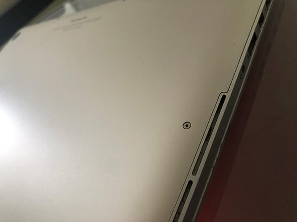 La trappe du compartiment de mémoire d’un iMac