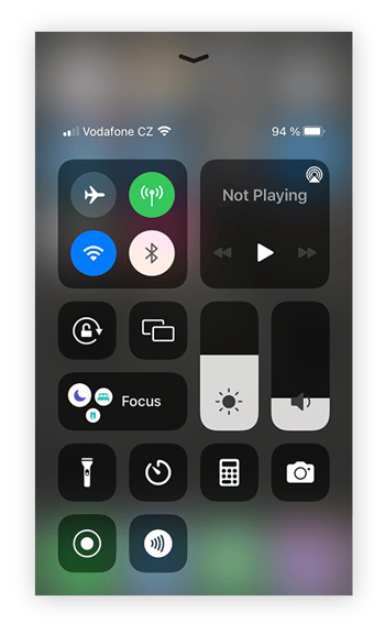 Abrir el Centro de control del iPhone deslizando hacia arriba desde la parte inferior de la pantalla.