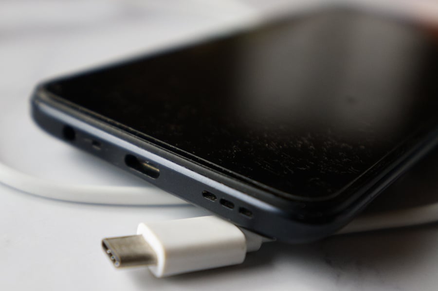 Ein Android-Telefon und ein USB-C-Kabel