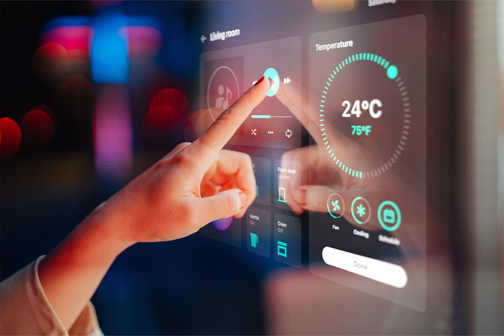 Die Hand einer Frau steuert Smart-Home-Appliances über das Bedienfeld.