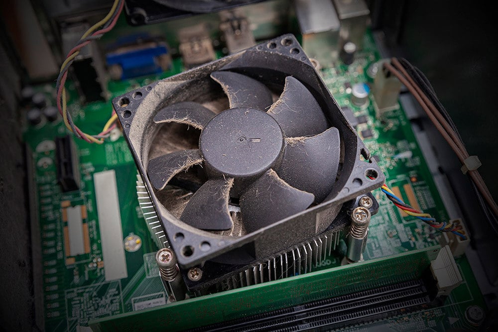 Ventilateur de refroidissement d’un ordinateur sur lequel la poussière s’est accumulée