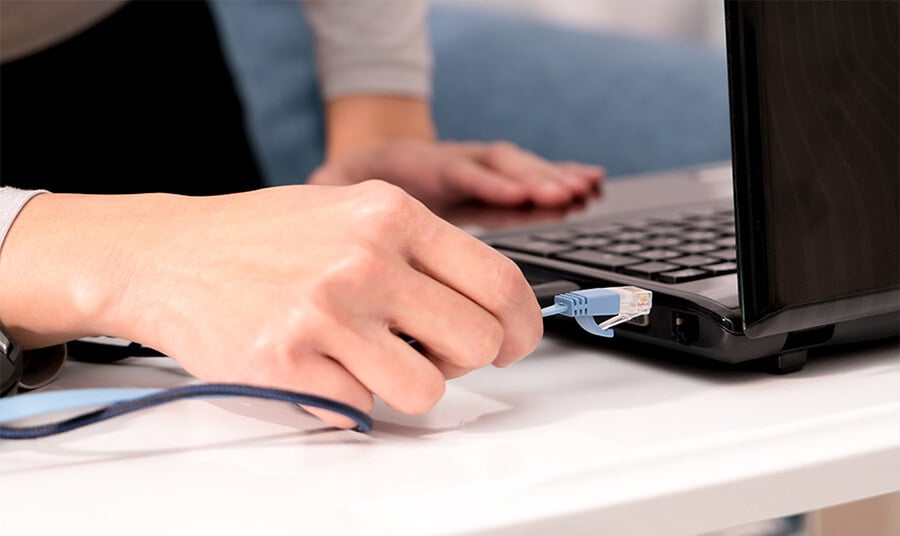 Sie können die Internetgeschwindigkeit erhöhen, indem Sie Ihren Computer über ein Ethernet-Kabel an den Router anschließen.
